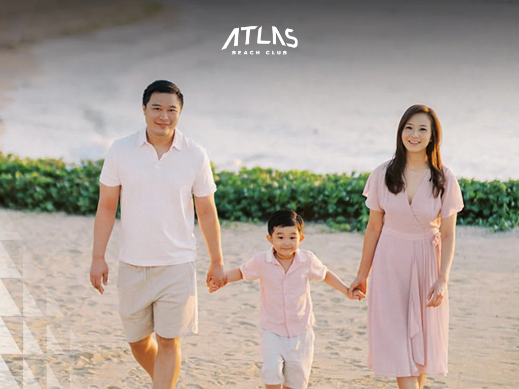 Explore Bali’s top beaches for family photos, including Kuta, Nusa Dua, Jimbaran, and Atlas Beach Club. Golden sands and serene waters at Nusa Dua, Vibrant sunset at Jimbaran Beach, Family enjoying Atlas Beach Club’s beach setting