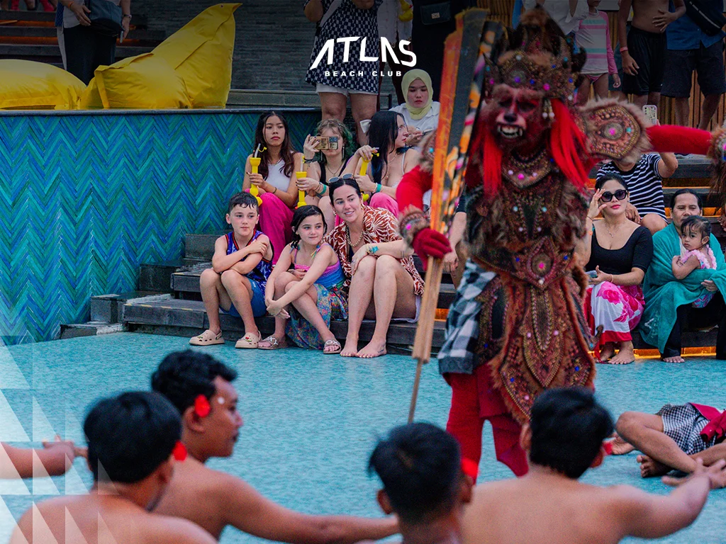 Kids and mom in Atlas Beach Club Atlas Beach Club, Kids and mom in Atlas Beach Club, Family Friendly Beach Club
