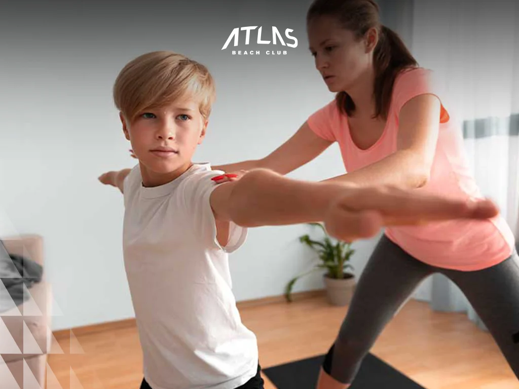 Learn essential tips for beginners and kids joining yoga sessions on Bali’s beautiful beaches. Child-friendly yoga, beginner poses, family-friendly yoga instructor guiding session.